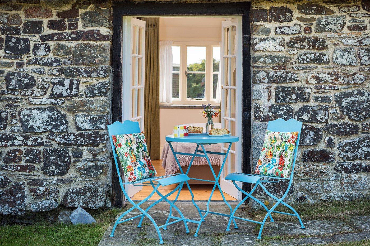 garden table and chairs outside country cottage
